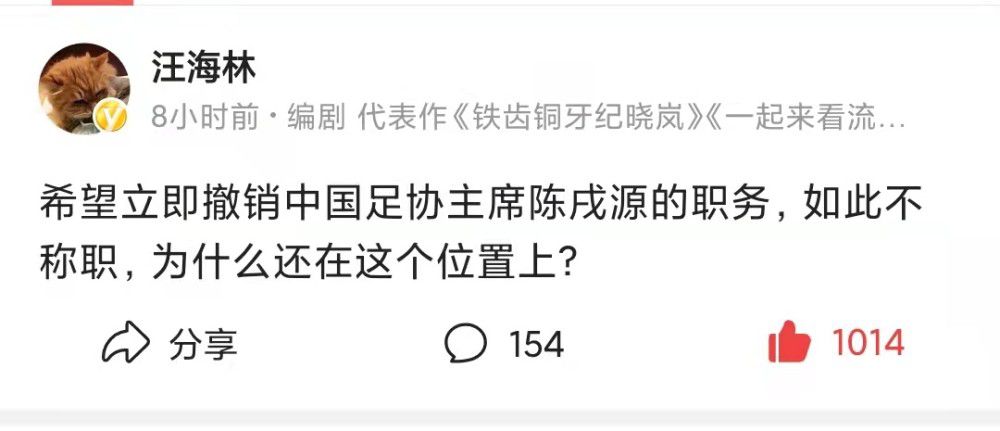 剧照中，成为潜水教练后的夏明俊以沧桑形象示人，散乱的卷发和更加休闲随意的装扮，展现角色自在与洒脱的状态